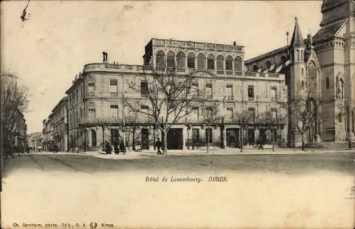 Ak Nîmes Gard, Hotel du Luxembourg,  Schwarz-Weiß-Foto, Menschen auf der Straße