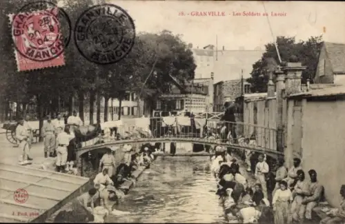 CPA Granville Manche, Soldaten im Waschhaus