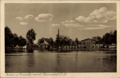 Ak Bernsdorf in Sachsen, Eisen Emaillierwerk, Wasseransicht, Bäume, Wolken