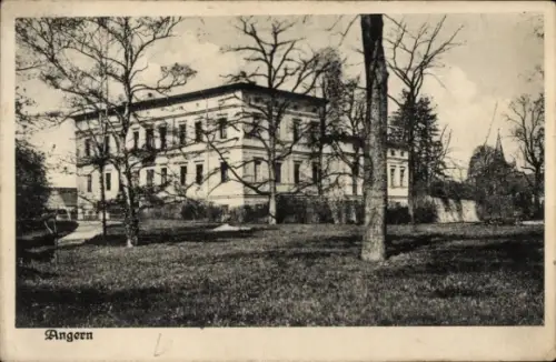 Ak Angern an der Nordbahn Niederösterreich, Vorderansicht eines Gebäudes, Bäume im Vordergrund, S