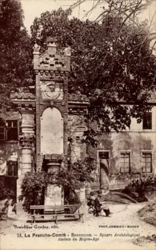 Ak Besançon Doubs, Brunnen, Menschen, Bäume,  La Franche-Comté, Mittelalterliche Ruinen