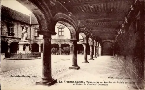 Ak Besançon Doubs, Statue des Kardinals Granvelle, Arkaden des Palais Granvelte, Besançon