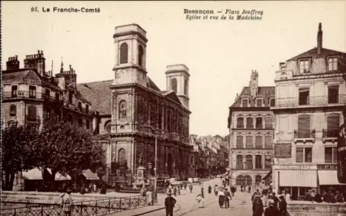 Ak Besançon Doubs,  Place Jouffroy, Eglise et rue de la Madeleine, La Franche-Comté