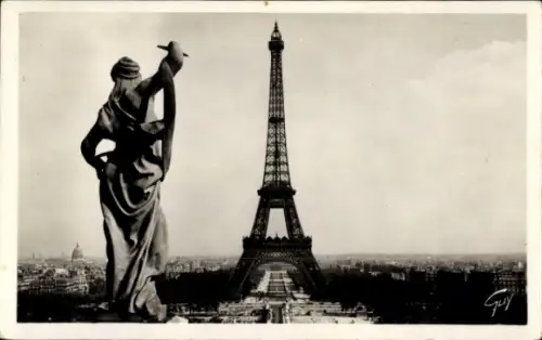Ak Paris Frankreich, Eiffelturm, La Tour Eiffel, Statue