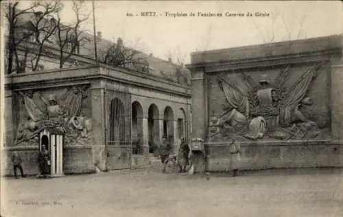 Ak Metz Moselle,  Trophäen der ehemaligen Caserne du Génie, Reliefs, Soldaten