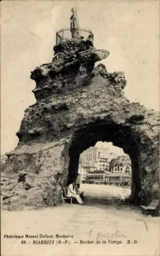 Ak Biarritz Pyrénées Atlantiques, Felsen mit Statue, Strand,  aus  Frankreich