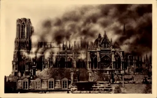 Ak Reims Marne, Kathedrale von  Brand, Zerstörung, deutsche Bombardierung, 19. September 1914