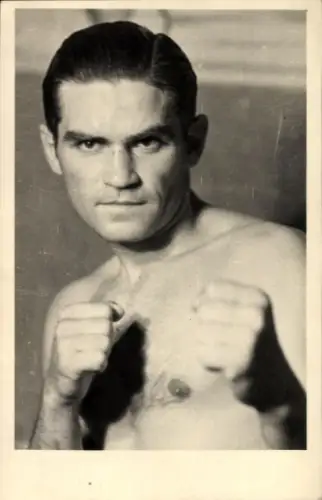 Foto Boxer Walter Schneider, Portrait mit erhobenen Fäusten
