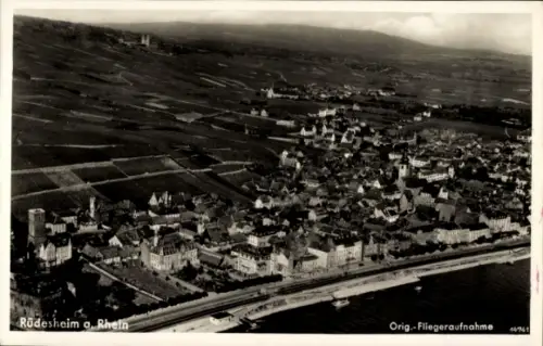 Ak Rüdesheim am Rhein, Luftaufnahme von Rüdesheim, Weinberge, Rhein, Deutscher Hof