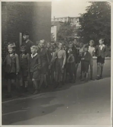 Original Fotos Berlin Tempelhof, Schüler der Gemeindeschule Manteuffelstr. 66, um 1946, 12 x 13  cm