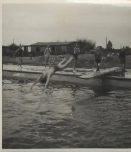 Original Fotos Berlin Tempelhof, Fritz Werner AG, Betriebsschwimmbad, um 1946, ca. 12x13 cm