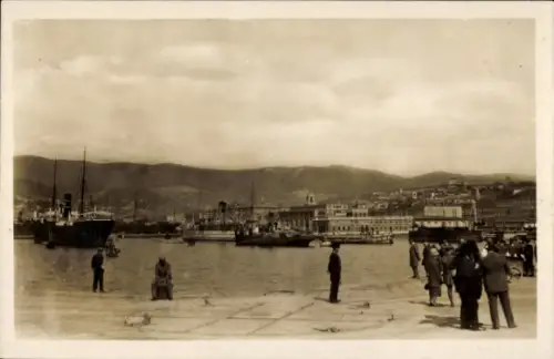 Ak Triest Trieste Friuli Venezia Giulia, Dampfer im Hafen, Carlsbader Urania Reisen