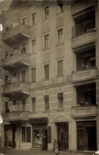 Foto Ak Berlin Prenzlauer Berg, Carmen Sylva Straße 154, Geschäfte, Anwohner