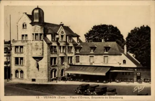 Ak Vernon Eure, Brasserie de Strasbourg, Place d'Evreux, s Gebäude, mehrere Autos