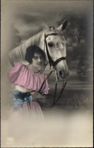 Ak Frau und weißes Pferd, Porträt