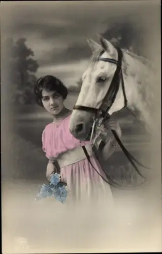 Ak Frau und weißes Pferd, Porträt, Blumen