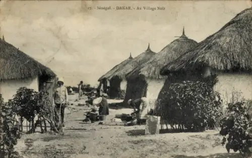 Ak Dakar Senegal, Dorfansicht, Strohdächer, Menschen bei der Arbeit, Senegal, Dakar