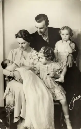 Ak Erbprinz Gustav Adolf von Schweden mit Ehefrau Sibylla, Prinzessinnen