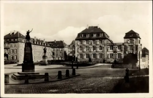 Ak Saarbrücken im Saarland, Schloss mit Ulanen, Bismarck-Denkmal
