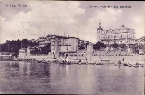 Ak Sassnitz auf Rügen, Insel Rügen, Sassnitz von der See gesehen, Küstenansicht, Schiffe im Wasse