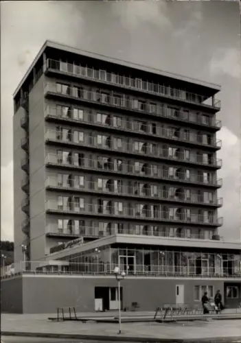 Ak Sassnitz auf Rügen, Hotelgebäude, mehrere Etagen, Balkone, Mitropa Rügen Hotel, Sassnitz