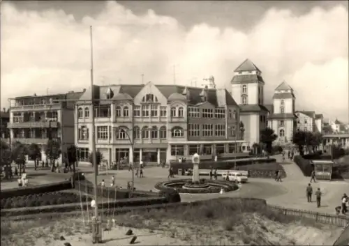 Ak Seebad Binz auf Rügen,  von Binz, Rügen, Gebäude, Menschen, Straßenverkehr