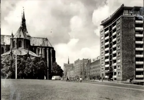 Ak Hansestadt Rostock, Schwarz-Weiß-Foto, Kirche, moderne Gebäude, Straßenansicht, Rostock