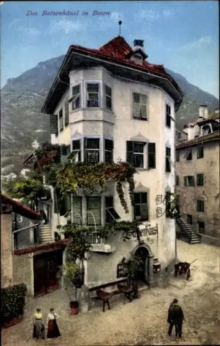 Ak Bozen Bolzano Südtirol, Batzenhäusl in  Gebäude mit Balkon, Berg im Hintergrund