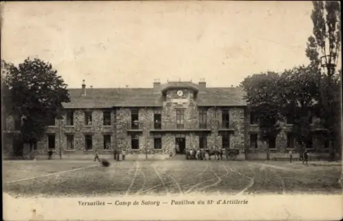 Ak Versailles Yvelines, Schwarz-Weiß-Bild, Gebäude, Uhr, Bäume, Menschen, Text in Französisch