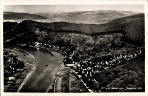 Ak Alf an der Mosel, Luftaufnahme von  Flusslandschaft, Landschaft mit Hügeln