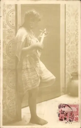 Foto Ak Taormina Sicilia, Frau mit Musikinstrument