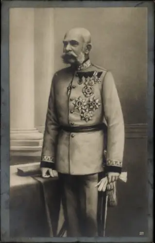 Künstler Ak Kaiser Franz Joseph I., Standportrait in Uniform, Orden