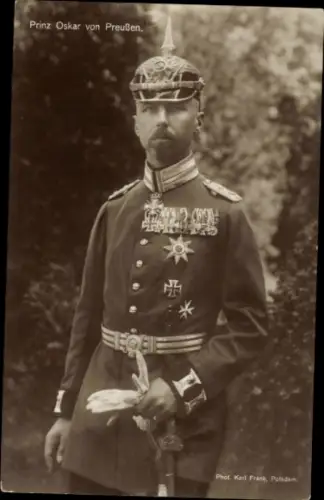Ak Prinz Oskar von Preußen, Portrait in Uniform, Pickelhaube