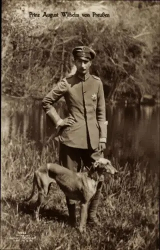 Ak August Wilhelm Prinz von Preußen, Standportrait in Uniform, Windhund, Liersch 7862