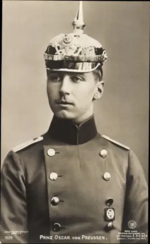 Ak Oskar Prinz von Preußen, Portrait in Uniform mit Pickelhaube