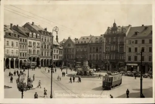 Foto Ak Liberec Reichenberg in Böhmen, Altstädter Platz, Denkmal, Geschäftshäuser, Straßenbahn
