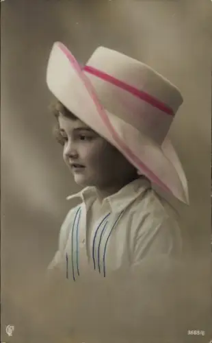 Ak Mädchen mit Hut, Portrait