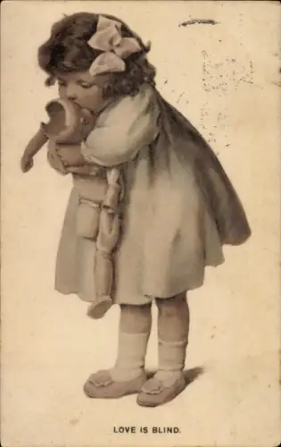 Ak Mädchen mit Puppe, Liebe macht blind