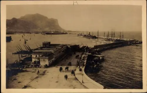 Ak Palermo Sizilien Sicilia Italien, Hafen von  Schiffe, Küste, Berge,  Aufnahme