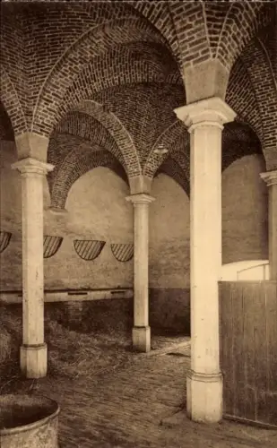 CPA Lennik Brabant flamand, Château de Gaasbeek, Tour de Leeuw-St-Pierre, Coin des anciennes écuries