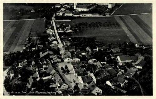 Ak Gars am Inn Oberbayern, Luftaufnahme von   Gebäude, ländliche Umgebung, Felder