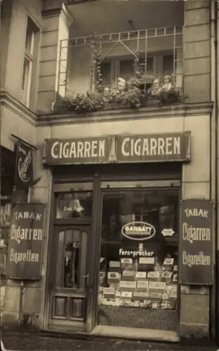 Foto Ak Berlin Prenzlauer Berg, Zigarrengeschäft Stolpische Straße 29, Anwohner auf dem Balkon