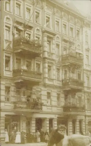 Foto Ak Berlin Prenzlauer Berg, Wohnhaus Dunckerstraße 1a und 2, Geschäft, Destillation, Anwohner