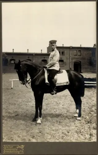 Kabinett Foto Brandneburg a.d. Havel, Kürassier-Regt. 6, Kaserne, Soldat in Uniform, Pferd