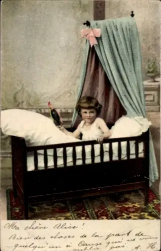 Ak Mädchen im Bett, Portrait mit Puppe