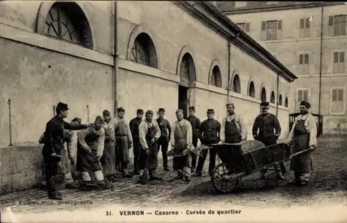Ak Vernon Eure, Kaserne, Französische Soldaten