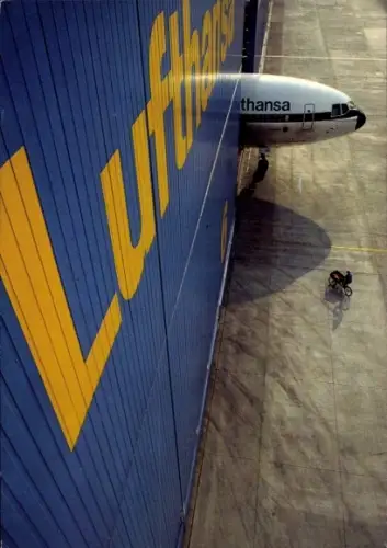 Ak Passagierflugzeug, Lufthansa, Flugzeughalle