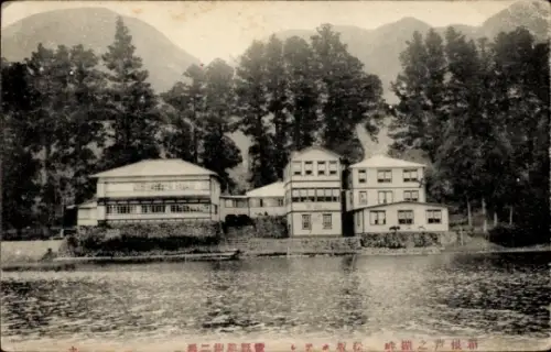 Ak Hakone Honshu Präfektur Kanagawa Japan, Zwei Gebäude am Wasser, Bäume im Hintergrund, japanisc