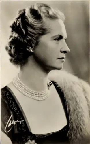 Ak Prinzessin Sibylla von Schweden, Portrait, Perlenkette, Pelz