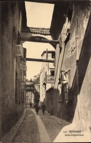Ak Stralsund in Vorpommern,  Bechermacherstraße, enge Gasse, zwei Personen